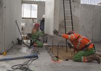 bouwplaats: stellen prefab kernwanden + ondersteuning prefab balken