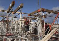 bouwplaats: stellen prefab kernwanden + ondersteuning prefab balken