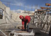 bouwplaats: stellen prefab kernwanden + ondersteuning prefab balken