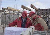 bouwplaats: stellen prefab kernwanden + ondersteuning prefab balken