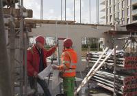bouwplaats: stellen prefab kernwanden + ondersteuning prefab balken