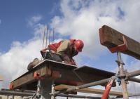 bouwplaats: stellen prefab kernwanden + ondersteuning prefab balken