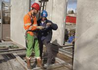 bouwplaats: stellen prefab kernwanden + ondersteuning prefab balken