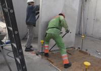 bouwplaats: stellen prefab kernwanden + ondersteuning prefab balken