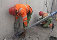 bouwplaats: stellen prefab kernwanden + ondersteuning prefab balken