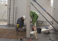 bouwplaats: stellen prefab kernwanden + ondersteuning prefab balken