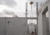 bouwplaats: stellen prefab kernwanden + ondersteuning prefab balken
