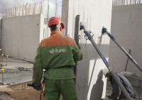 bouwplaats: stellen prefab kernwanden + ondersteuning prefab balken