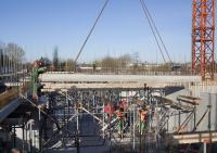 bouwplaats: stellen prefab beton balkbodems