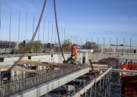 bouwplaats: stellen prefab beton balkbodems
