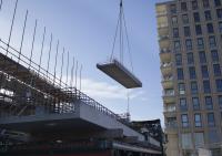 bouwplaats: stellen prefab beton balkbodems