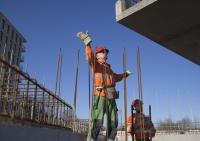 bouwplaats: stellen prefab beton balkbodems