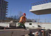 bouwplaats: stellen prefab beton balkbodems