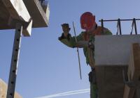 bouwplaats: stellen prefab beton balkbodems