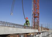 bouwplaats: stellen prefab beton balkbodems