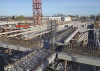 bouwplaats: stellen prefab beton balkbodems