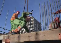 bouwplaats: stellen prefab beton balkbodems