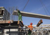 bouwplaats: stellen prefab beton balkbodems
