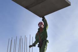 bouwplaats: stellen prefab beton balkbodems
