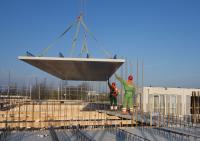 bouwplaats: leggen breedplaat-elementen 2e verdiepingsvloer