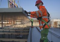 bouwplaats: leggen breedplaat-elementen 2e verdiepingsvloer