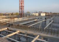 bouwplaats: leggen breedplaat-elementen 2e verdiepingsvloer