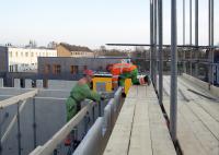 bouwplaats: leggen breedplaat-elementen 2e verdiepingsvloer