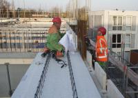 bouwplaats: leggen breedplaat-elementen 2e verdiepingsvloer