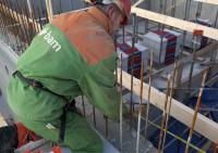 bouwplaats: leggen breedplaat-elementen 2e verdiepingsvloer