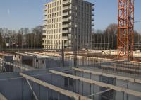 bouwplaats: leggen breedplaat-elementen 2e verdiepingsvloer