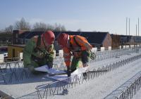 bouwplaats: leggen breedplaat-elementen 2e verdiepingsvloer