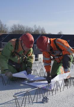 bouwplaats: leggen breedplaat-elementen 2e verdiepingsvloer