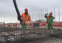 bouwplaats: stort 2e verdiepingsvloer met pomp