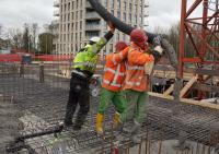 bouwplaats: stort 2e verdiepingsvloer met pomp