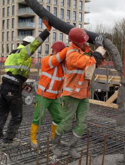 bouwplaats: stort 2e verdiepingsvloer met pomp