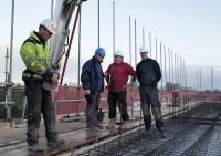 bouwplaats: stort 2e verdiepingsvloer met pomp