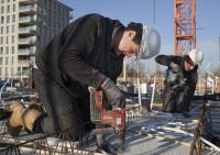 bouwplaats: vlechters en installateurs 2e verdiepingsvloer