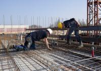 bouwplaats: vlechters en installateurs 2e verdiepingsvloer