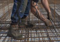 bouwplaats: vlechters en installateurs 2e verdiepingsvloer
