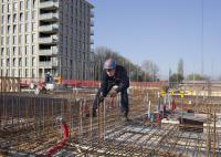 bouwplaats: vlechters en installateurs 2e verdiepingsvloer