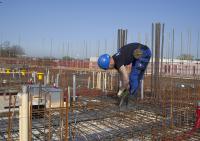 bouwplaats: vlechters en installateurs 2e verdiepingsvloer