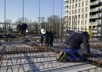 bouwplaats: vlechters en installateurs 2e verdiepingsvloer