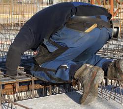 bouwplaats: vlechters en installateurs 2e verdiepingsvloer