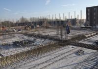 bouwplaats: vlechters en installateurs 2e verdiepingsvloer