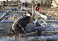 bouwplaats: vlechters en installateurs 2e verdiepingsvloer