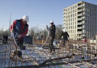 bouwplaats: vlechters en installateurs 2e verdiepingsvloer