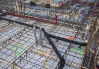 bouwplaats: vlechters en installateurs 2e verdiepingsvloer
