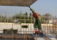 bouwplaats: kraanmachinist en breedplaatvloer leggen