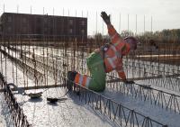 bouwplaats: kraanmachinist en breedplaatvloer leggen