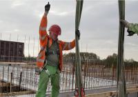 bouwplaats: kraanmachinist en breedplaatvloer leggen